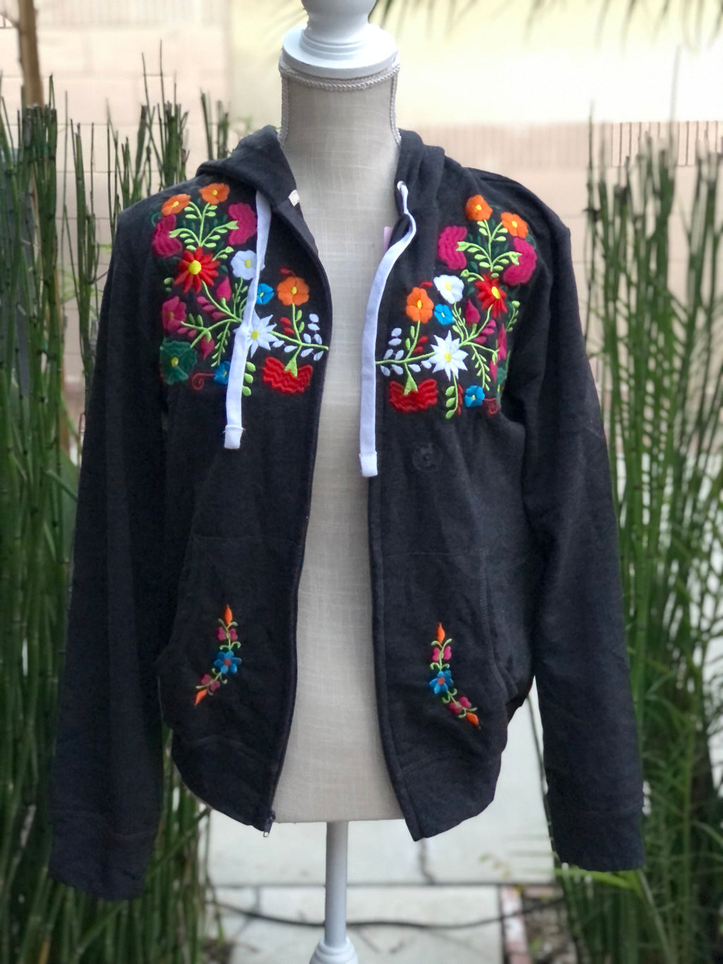 Embroidered zip-up Sweatshirts, Hoodie and Pockets / Sueter Bordado con Flores,  Sueter con Gorro y Bolsas a los lados