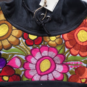 Black Embroidered Flower Hoodie, Sueter Bordado De Flores