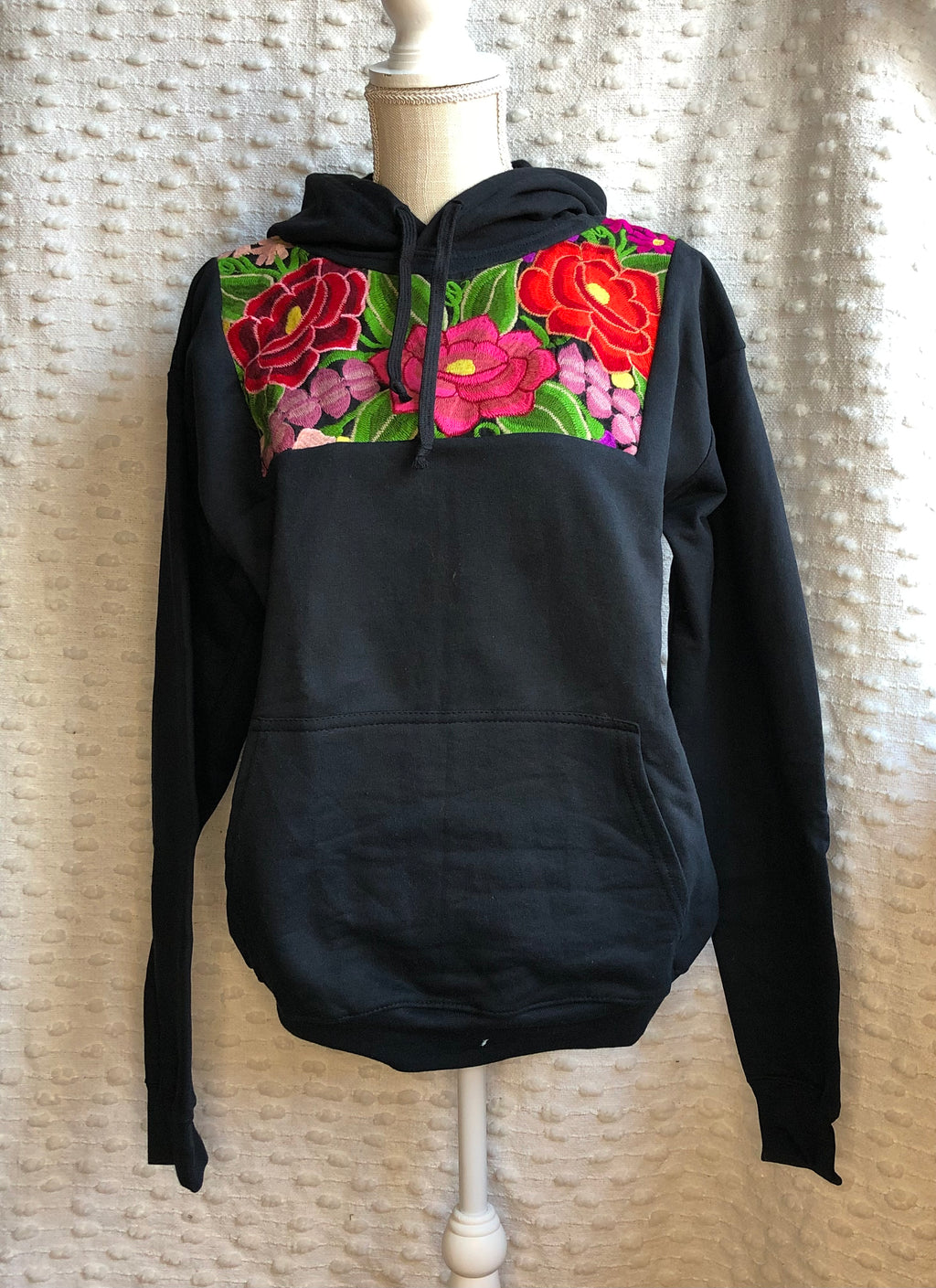 Black Embroidered Flower Hoodie, Sueter Bordado De Flores