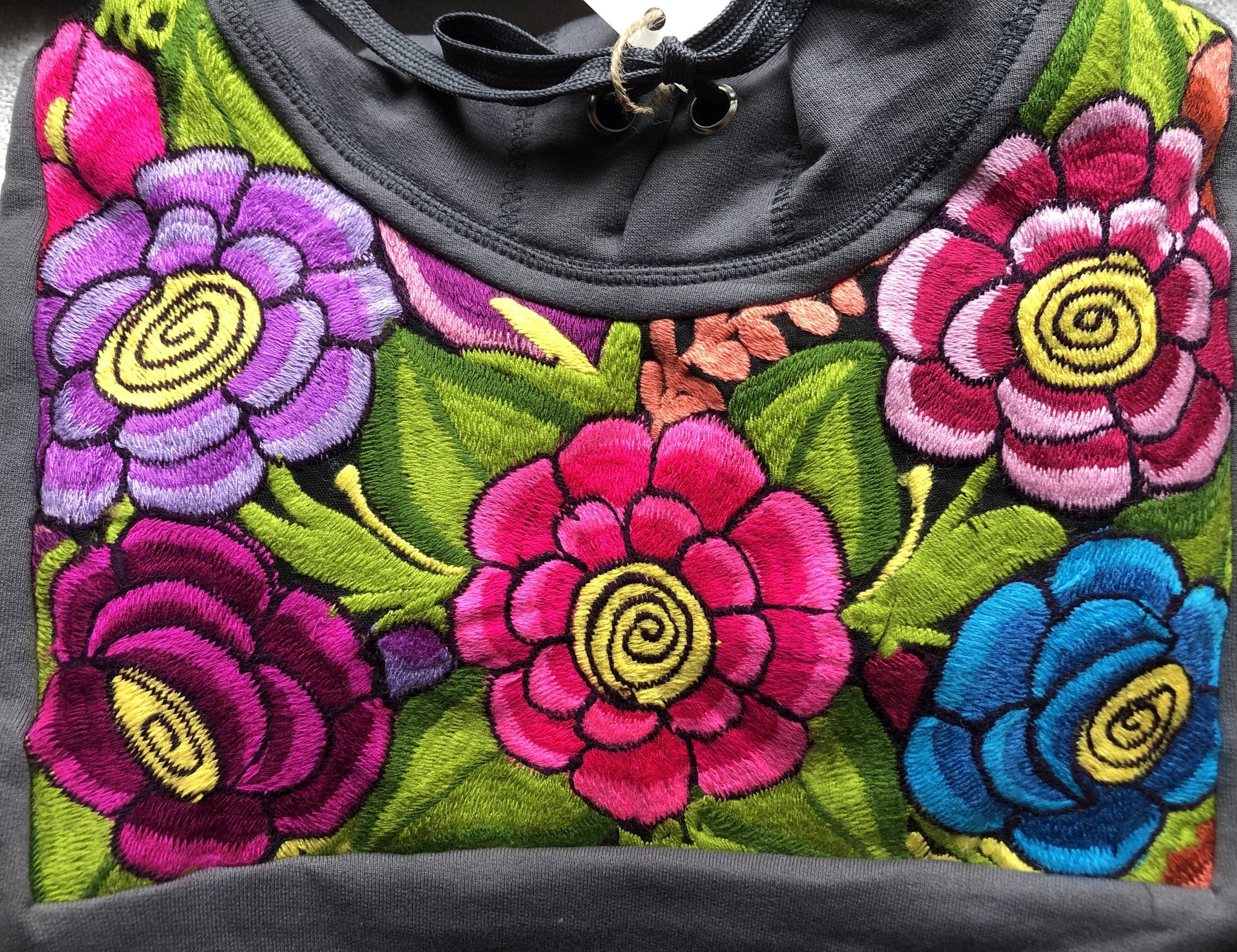 Black Embroidered Flower Hoodie, Sueter Bordado De Flores