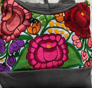 Black Embroidered Flower Hoodie, Sueter Bordado De Flores