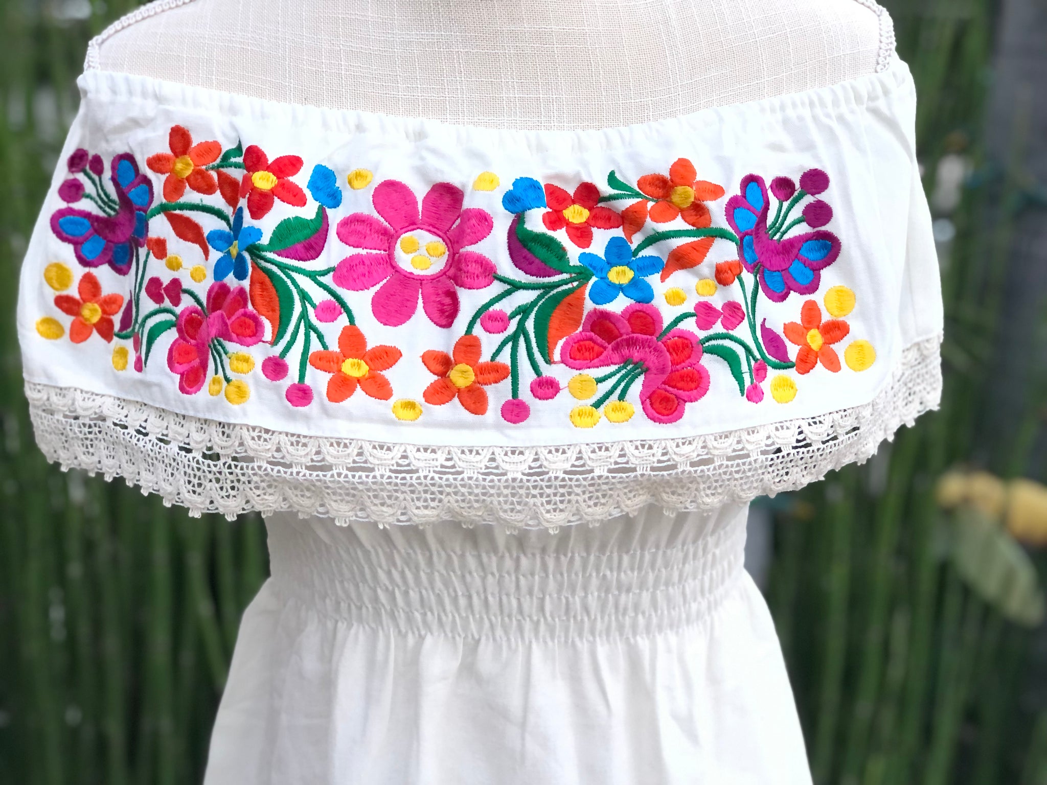 Vestido Blanco Estilo Campesina Floreado/White Cowgirl Dress with Flowers